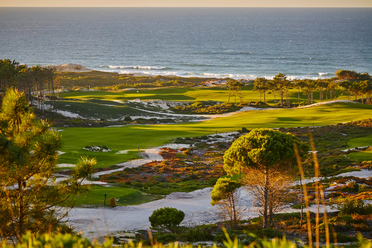 hřiště The West Cliffs Golf Course na pobřeží Atlantského oceánu v Portugalsku